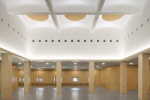 Objekt: StadtPalais Museum für Stuttgart ǀ Leistung: Innenausbau Akustikdecke- und Wandverkleidung RIES AkustikMAX aus Sperrholzplatten edelfurniert.