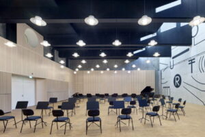 Objekt: Musikzentrum Baden-Württemberg in Plochingen ǀ Leistung: Decken- und Wandverkleidung RIES AkustikMAX, Akustikmöbel, Einbauschränke mit schallabsorbierenden Fronten.